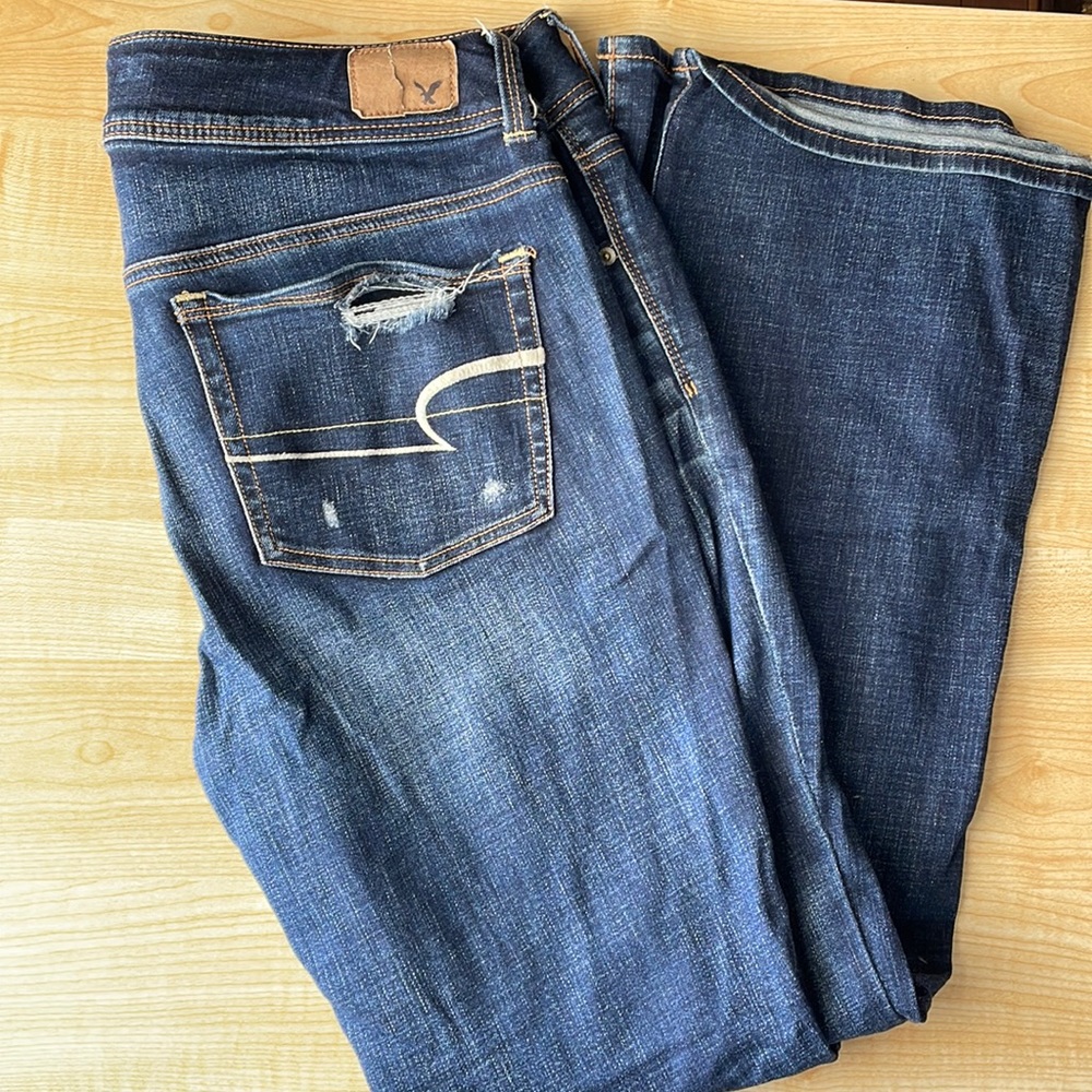 AE Distressed Jeans kick boot super stretch